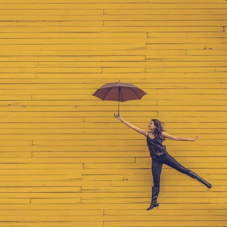 mulher segurando guarda-chuva marrom puzzle online