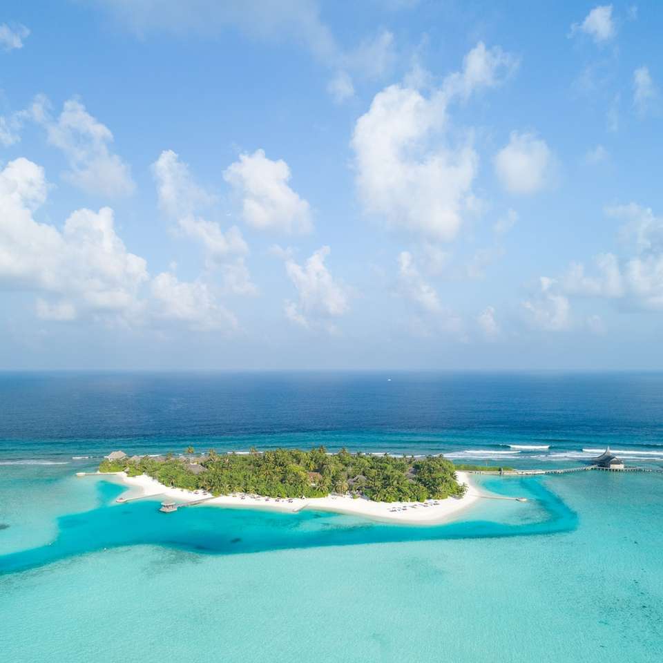 łódź w pobliżu wyspy pod błękitnym niebem puzzle przesuwne online