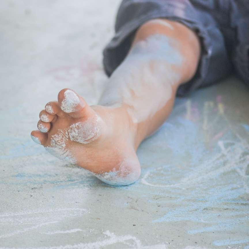 άτομο με τζιν μπλε τζιν με λευκή σκόνη στο χέρι συρόμενο παζλ online