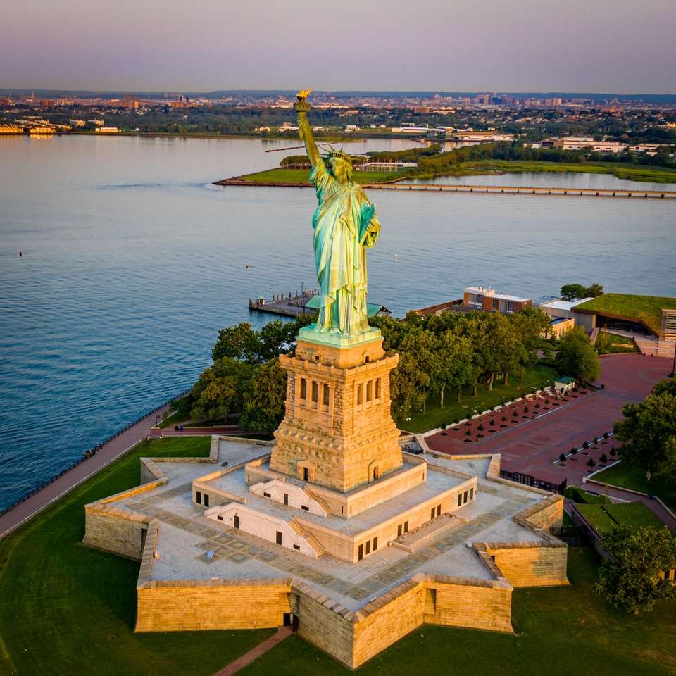 socha svobody poblíž vodní plochy během dne posuvné puzzle online