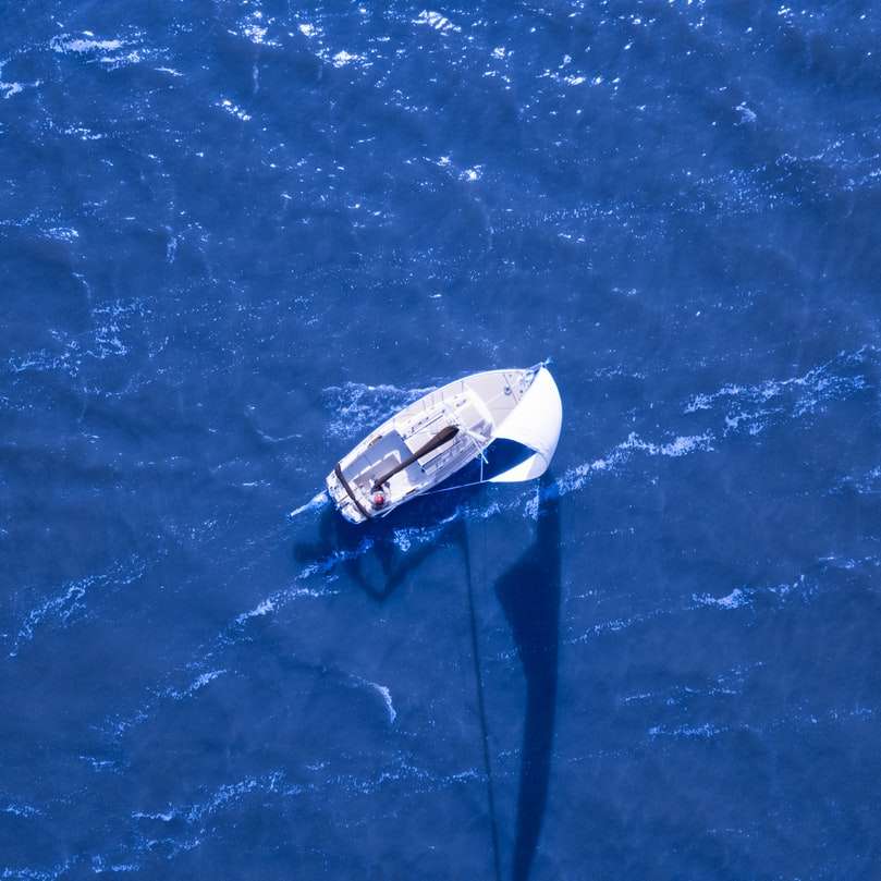 Vista aérea del barco navegando en el océano azul rompecabezas en línea
