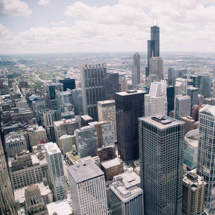 Sears Tower, USA-ban nappali fehér felhők alatt csúszó puzzle online