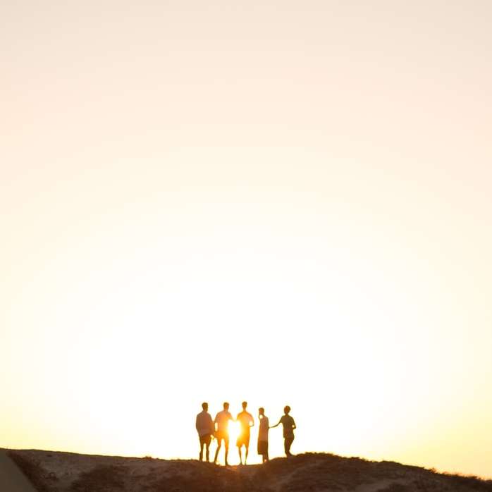 cinque uomini in piedi su una scogliera puzzle online