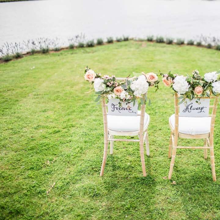 två dekorativa stolar på gräsplan nära vattenkroppen glidande pussel online