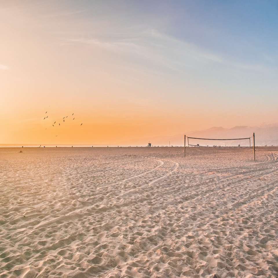 Foto des Volleyballnetzes auf Sand Schiebepuzzle online