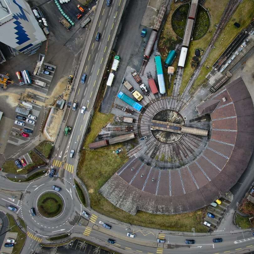 fotografia aérea de edifícios de concreto e ponte puzzle deslizante online