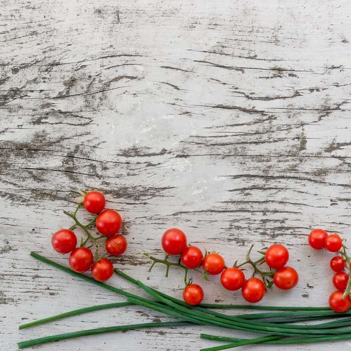 czerwone owoce cytrusowe na szarej powierzchni puzzle online