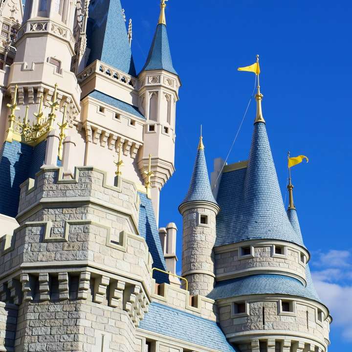 bílý a modrý hrad pod modrou oblohou během dne online puzzle