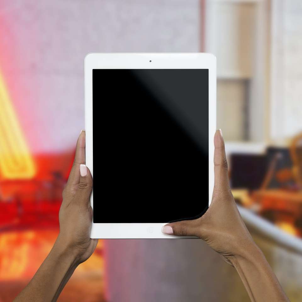 άτομο που κρατά λευκό iPad συρόμενο παζλ online