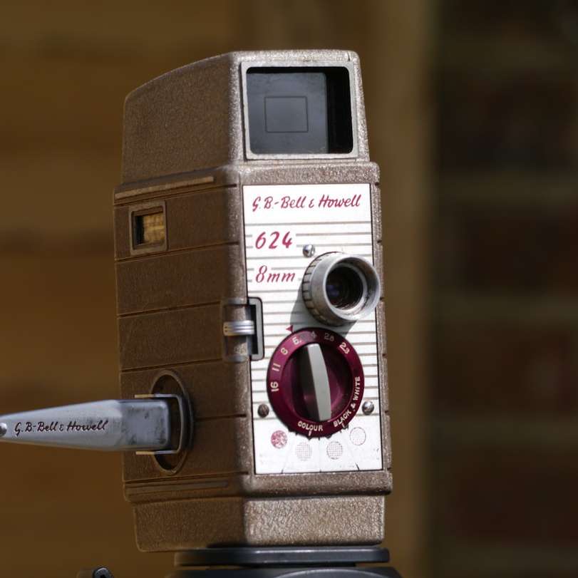 brun och silver kamera på brunt träbord Pussel online