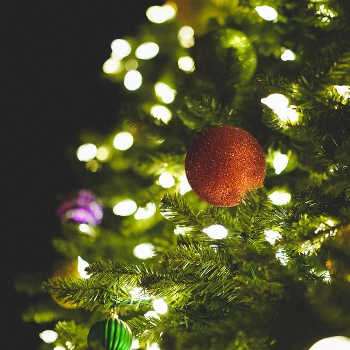 narancssárga labda dekoráció a zöld karácsonyfa online puzzle