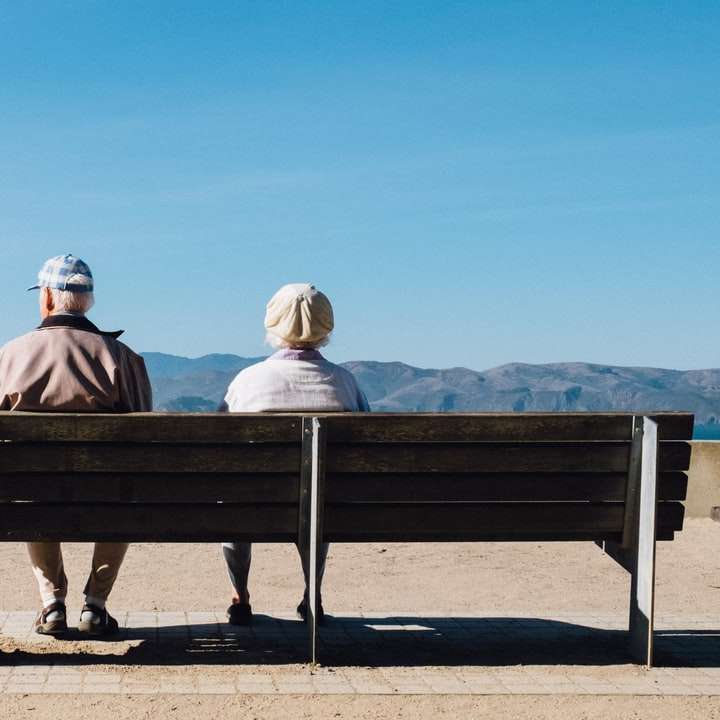 海に面したベンチに座っている男性と女性 オンラインパズル
