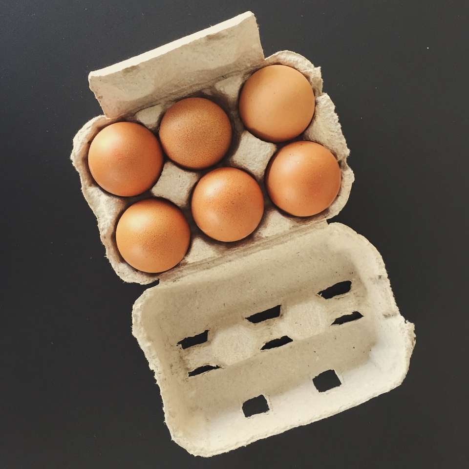 six œufs de volaille brun dans le bac puzzle en ligne