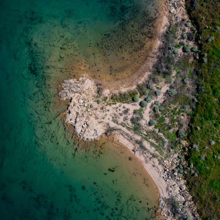 fotografía aérea del cuerpo de agua puzzle deslizante online