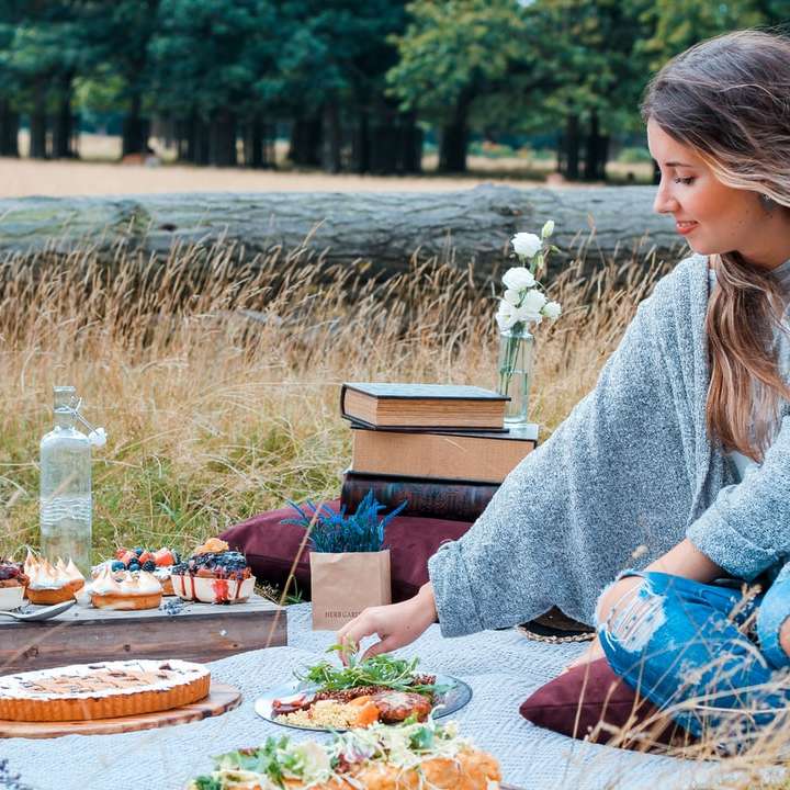 kvinna som sitter på picknickmatta glidande pussel online