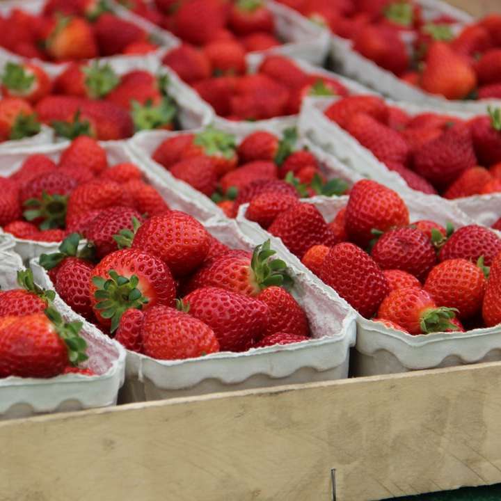 jordgubbar i brun trälåda Pussel online