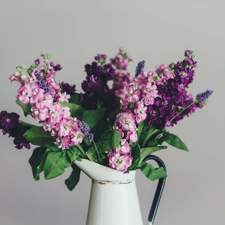 zdjęcie różowych i fioletowych płatków kwiatów puzzle online