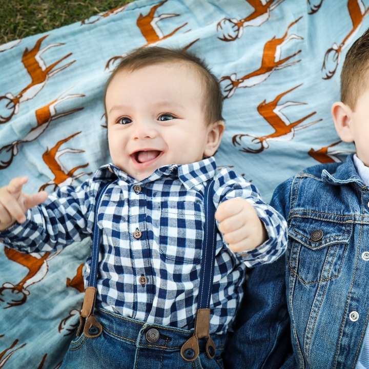 два хлопчики, лежачи на синій текстиль розсувний пазл онлайн