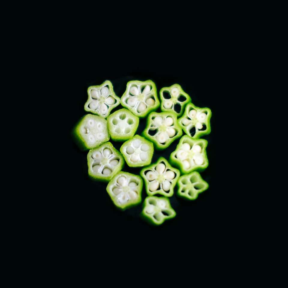 grüne runde Frucht auf weißem Hintergrund Online-Puzzle