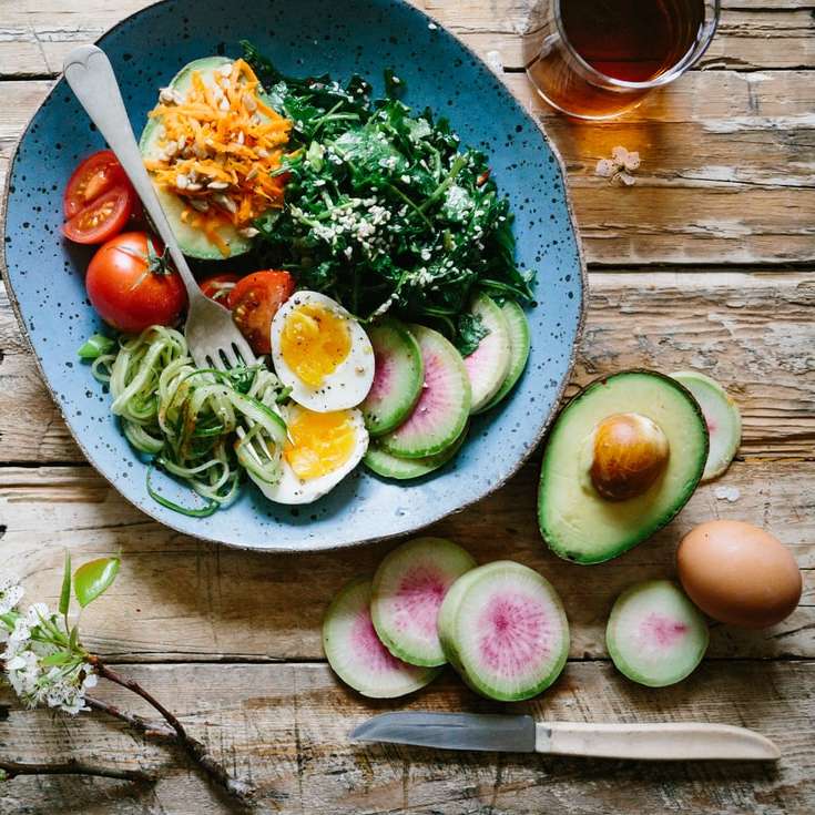 jajko sadzone z warzywami i pomidorami na niebieskim talerzu puzzle przesuwne online