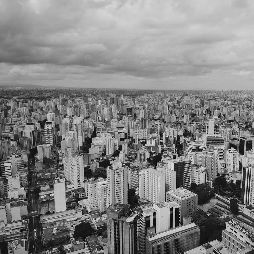 gråskalefotografering av stadsbilden glidande pussel online