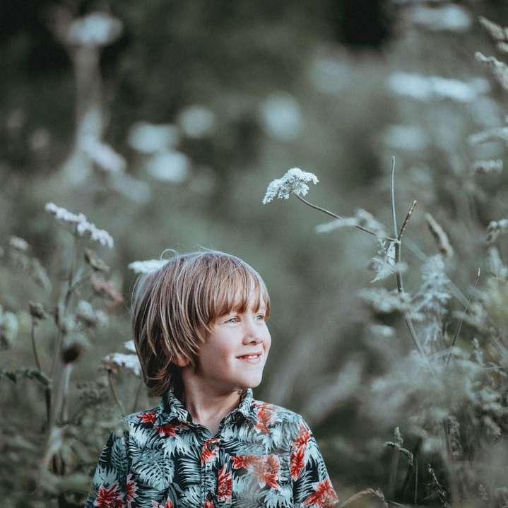 хлопчик червоний і зелений квіткові ґудзики з коміром зверху посміхається онлайн пазл