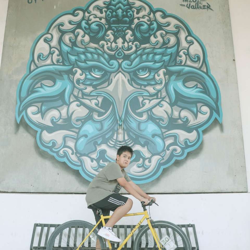 omul călare cu bicicleta galbenă puzzle online