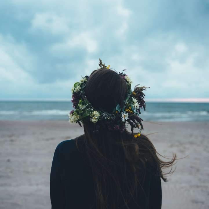 žena stojící poblíž pobřeží během dne online puzzle