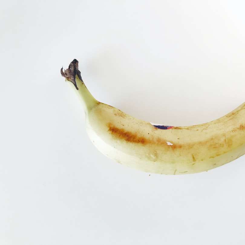 gul banan på vitt bord Pussel online