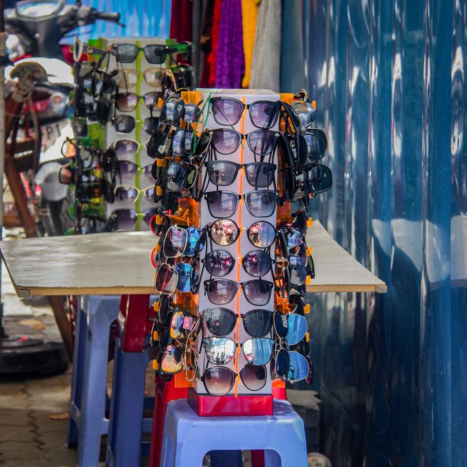 okulary przeciwsłoneczne w różnych kolorach na stojaku puzzle przesuwne online