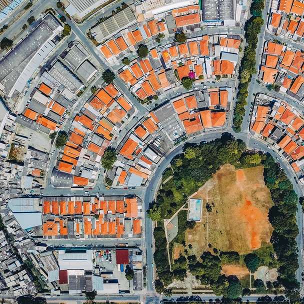 flygfotografering av byggnader under dagtid glidande pussel online