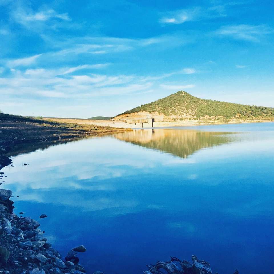 kék ég a tó és a hegyek felett online puzzle