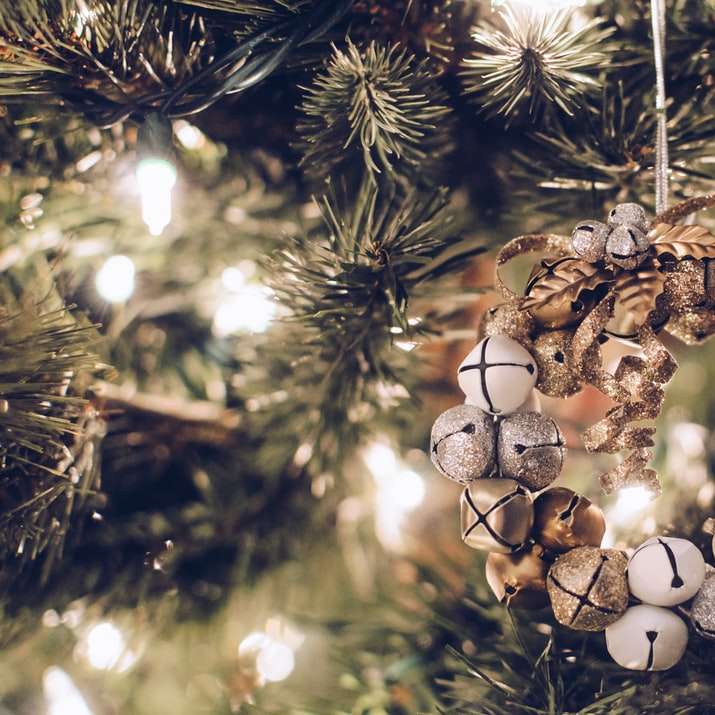 bruin en messingkleurig hangende kerstbal schuifpuzzel online