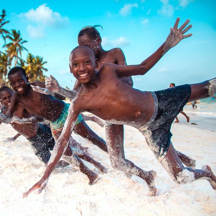 topless Jungs am Strand Online-Puzzle
