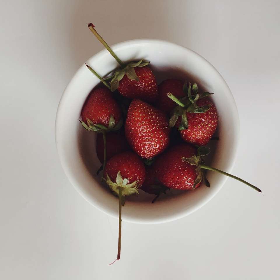 φράουλες σε λευκό κεραμικό μπολ συρόμενο παζλ online