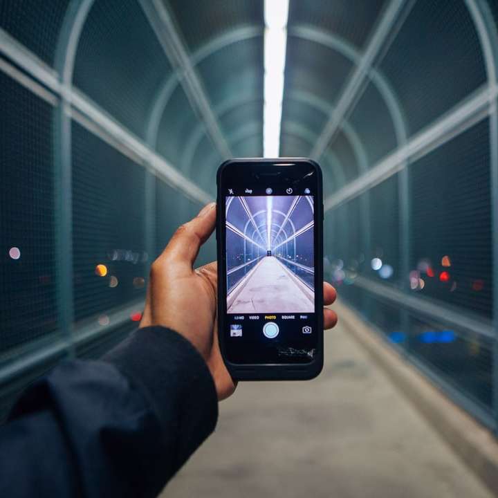 Человек, держащий телефон, показывает пустой туннель онлайн-пазл