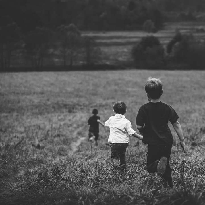 tres niños corriendo en el campo rompecabezas en línea