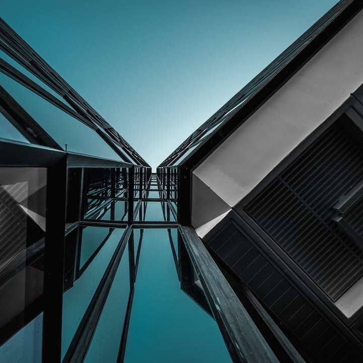 épület alacsony szögű fényképezése csúszó puzzle online