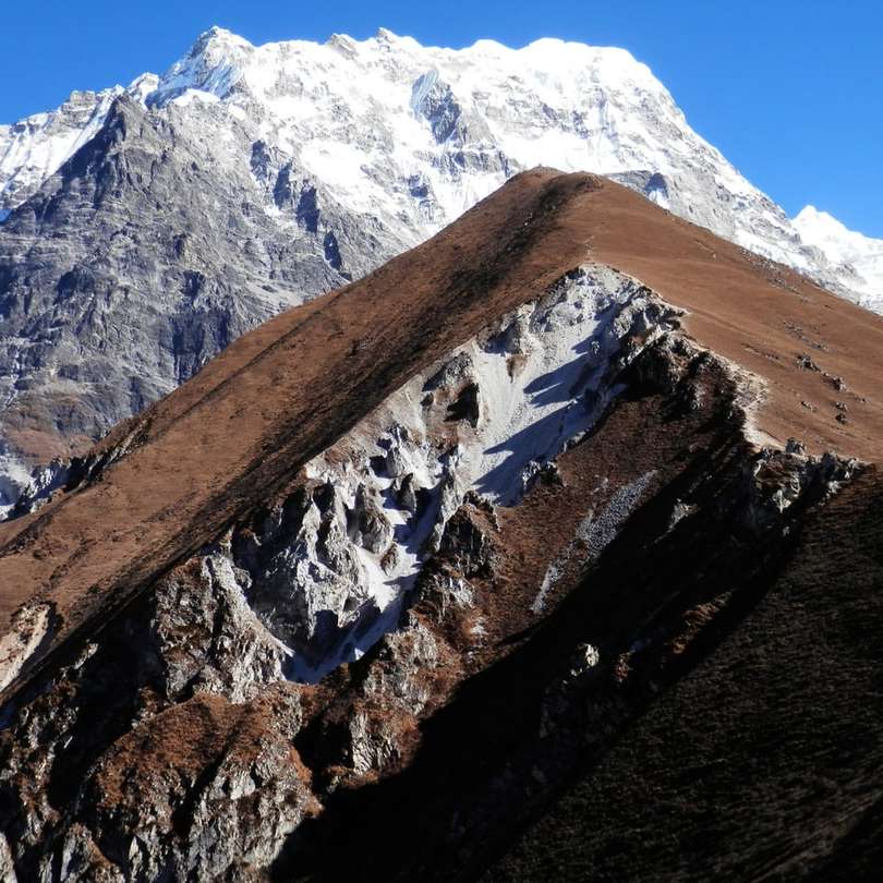 montanha coberta pela neve puzzle online
