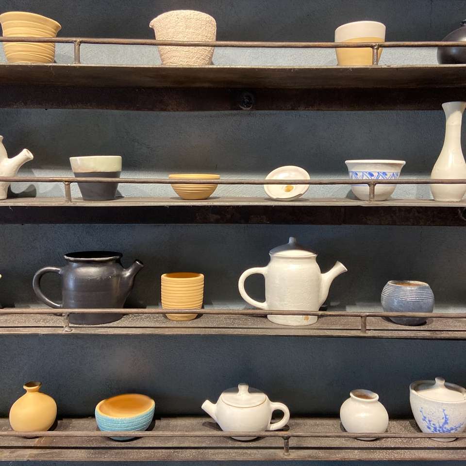 Tasse à thé en céramique blanche sur étagère en bois marron puzzle coulissant en ligne