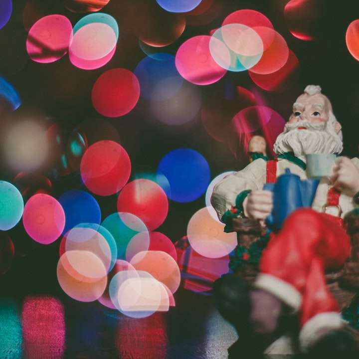 macrofotografia da estatueta do Papai Noel em cima da superfície puzzle deslizante online
