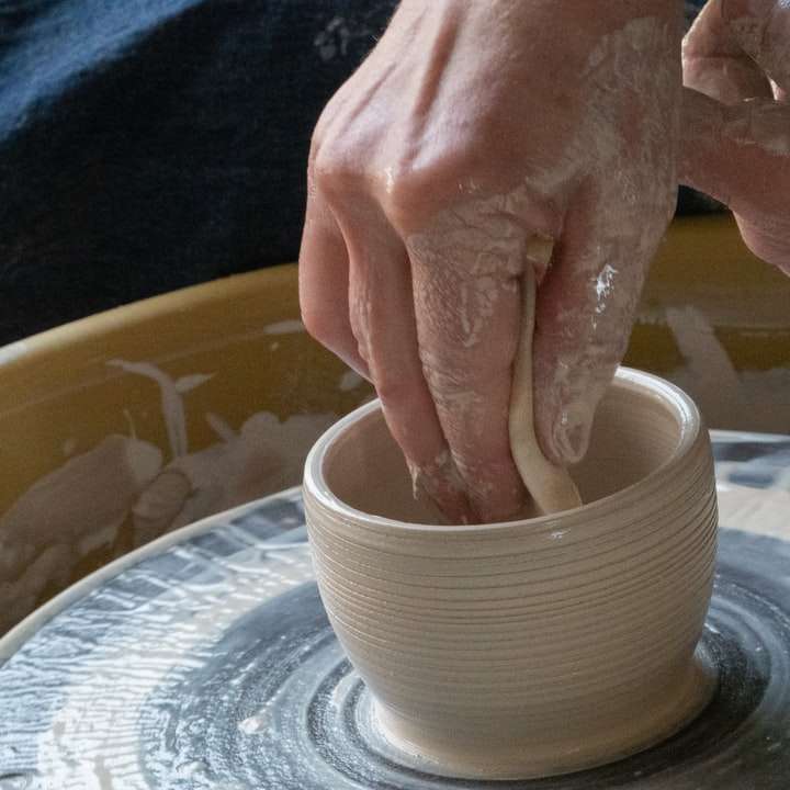 Person hält weiße Keramik runde Schüssel Online-Puzzle