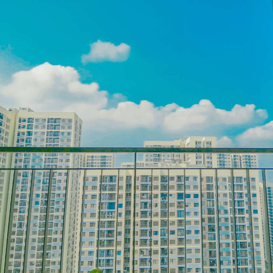 bílá a šedá betonová budova pod modrou oblohou online puzzle