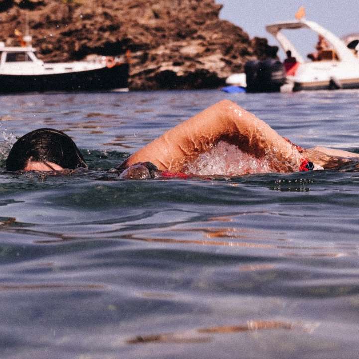 kobieta w czarnych okularach pływackich w wodzie w ciągu dnia puzzle przesuwne online