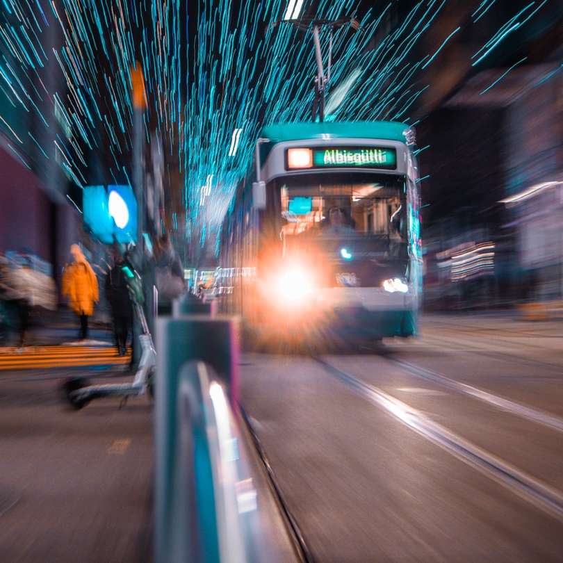 autobuz alb și negru pe drum în timpul nopții puzzle online