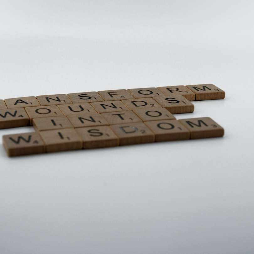 hnědé dřevěné kostky na bílém stole posuvné puzzle online