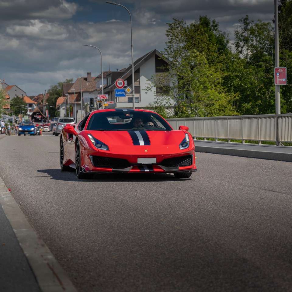 czerwony samochód na drodze w ciągu dnia puzzle przesuwne online