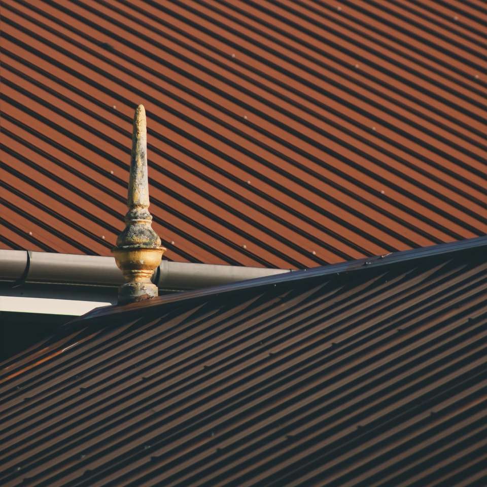 коричневий дах з біло-золотою вежею онлайн пазл