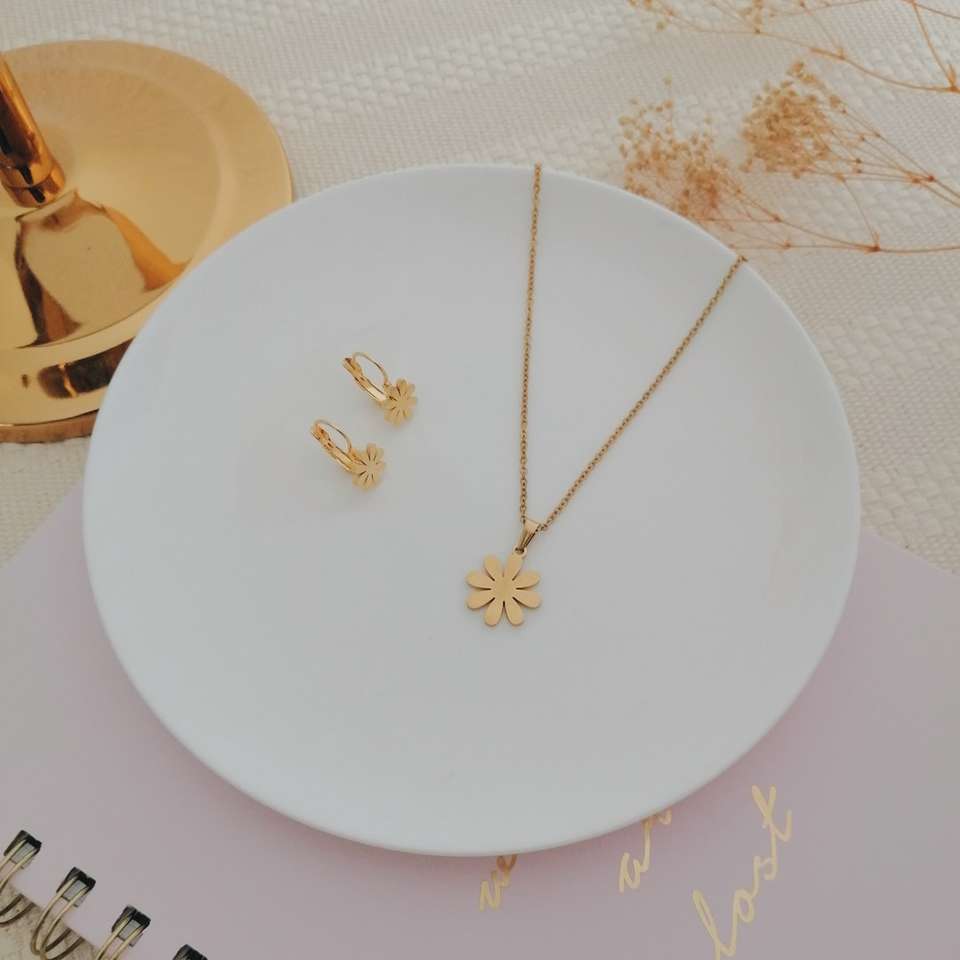 piatto rotondo in ceramica bianca con cucchiaio d'oro puzzle online