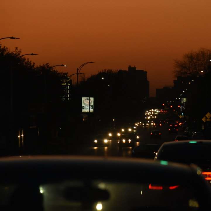 αυτοκίνητα στο δρόμο κατά τη διάρκεια της νύχτας online παζλ